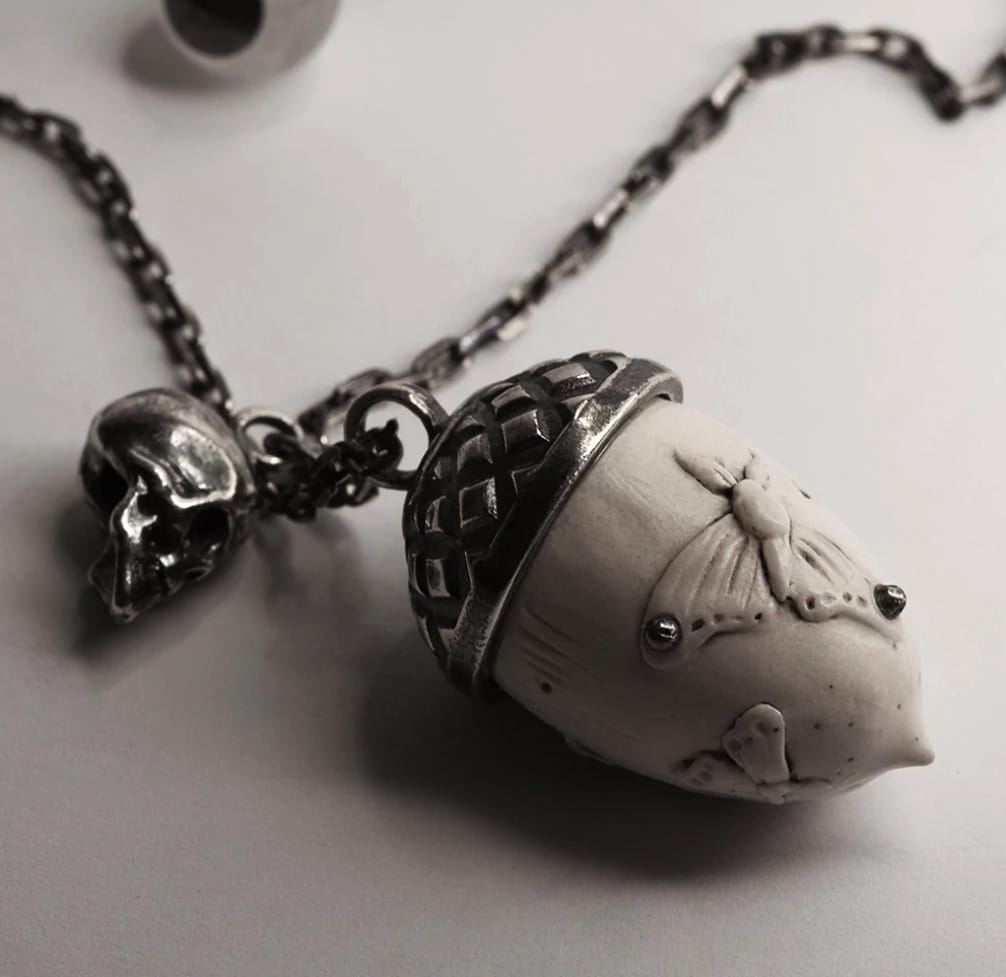 macabre-gadgets-acorn