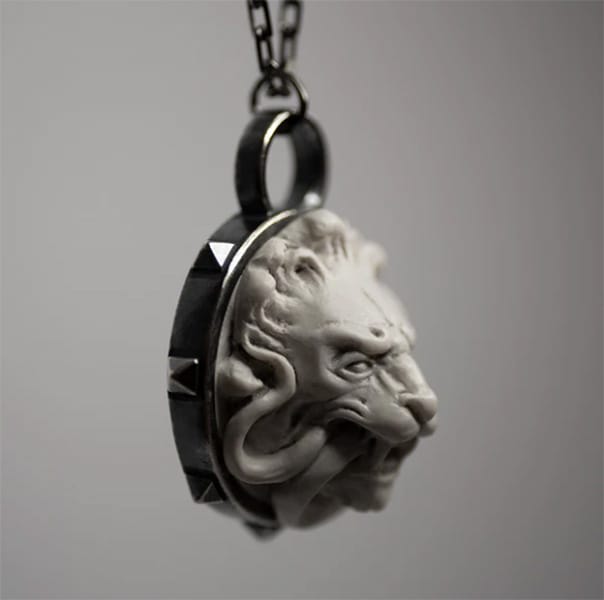 macabre-gadgets-lion-side